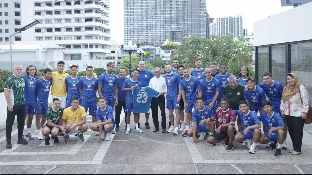 Persib Bandung kedatangan tamu spesial di Thailand, tim berjuluk Pangeran Biru itu dapat dukungan dari sosok penting ini jelang musim 2025-2026.