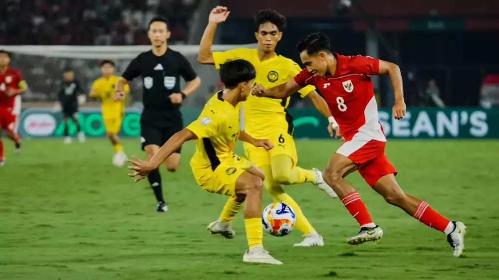 Pemain Timnas Indonesia U-23 Rayhan Hannan lawan Malaysia