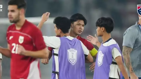 Pemain Timnas Indonesia U-23 Kadek Arel dan Thailand U-23