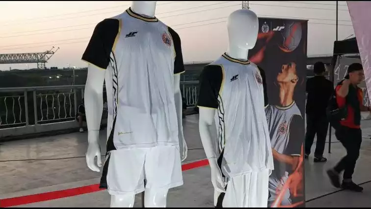 penampakan jersey baru Persija Jakarta untuk musim depan