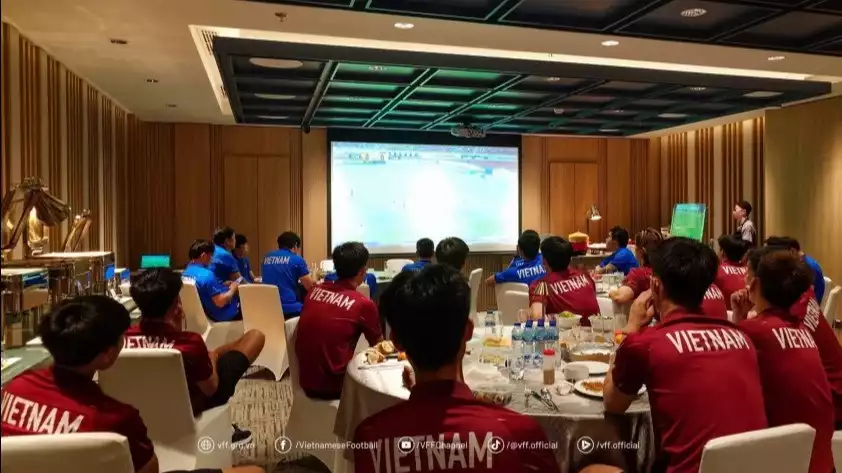 Potret pemain Vietnam U-23 beserta staf pelatih nonton bareng pertandingan semifinal Piala AFF U-23 antara Timnas Indonesia U-23 vs Thailand U-23