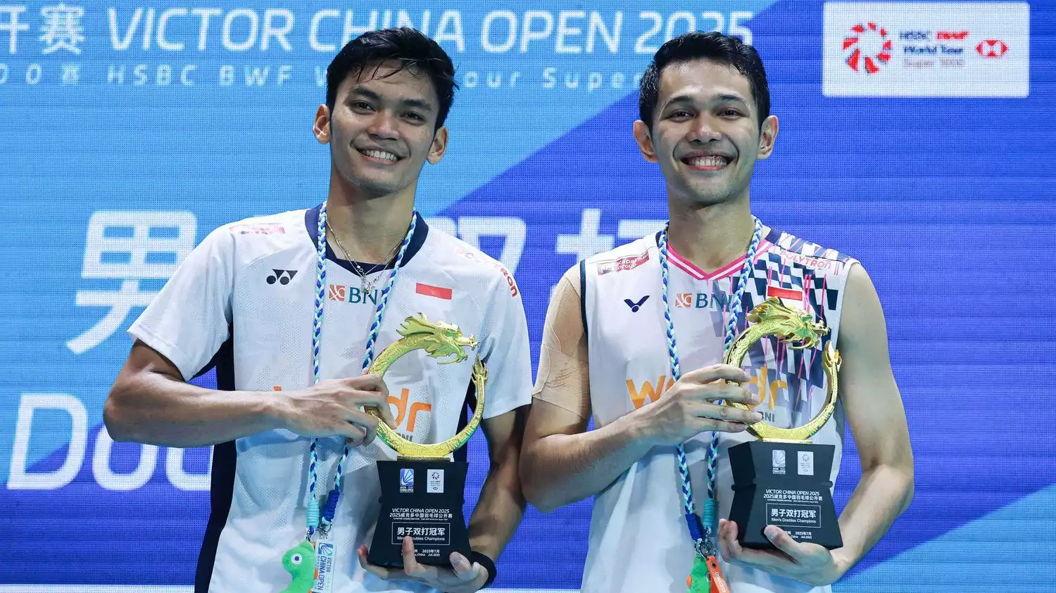 Pasangan ganda putra Indonesia, Fajar Alfian/Muhammad Shohibul Fikri di podium China Open 2025.