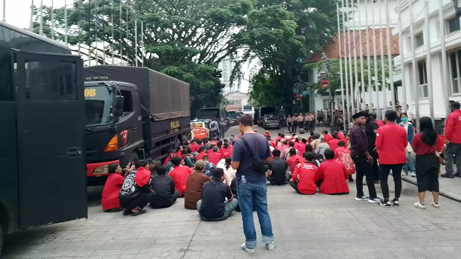 Anggota Gerakan Mahasiswa Nasional Indonesia (GMNI) di sekitar Gedung Merdeka, Kota Bandung.