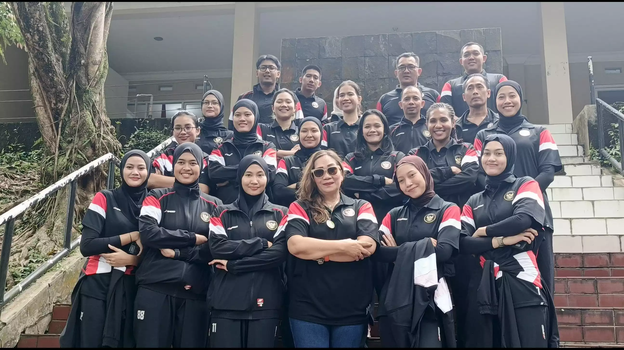 Pemain dan ofisial Timnas Voli Putri Indonesia jelang SEA V League 2025.