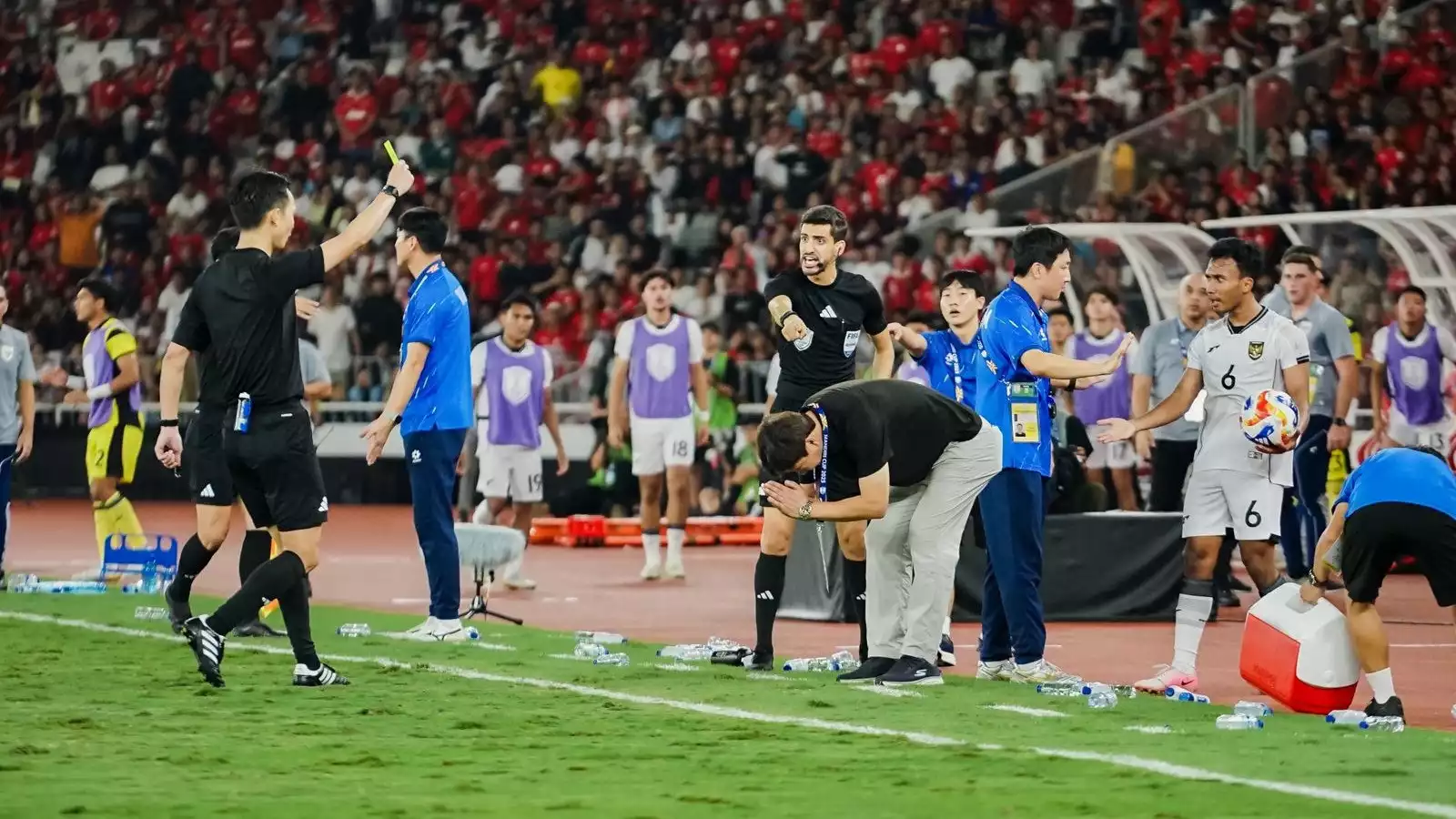 Pelatih Vietnam U-23 Kim Sang-sik membungkuk kepada wasit asal Jepang Koji Takasaki