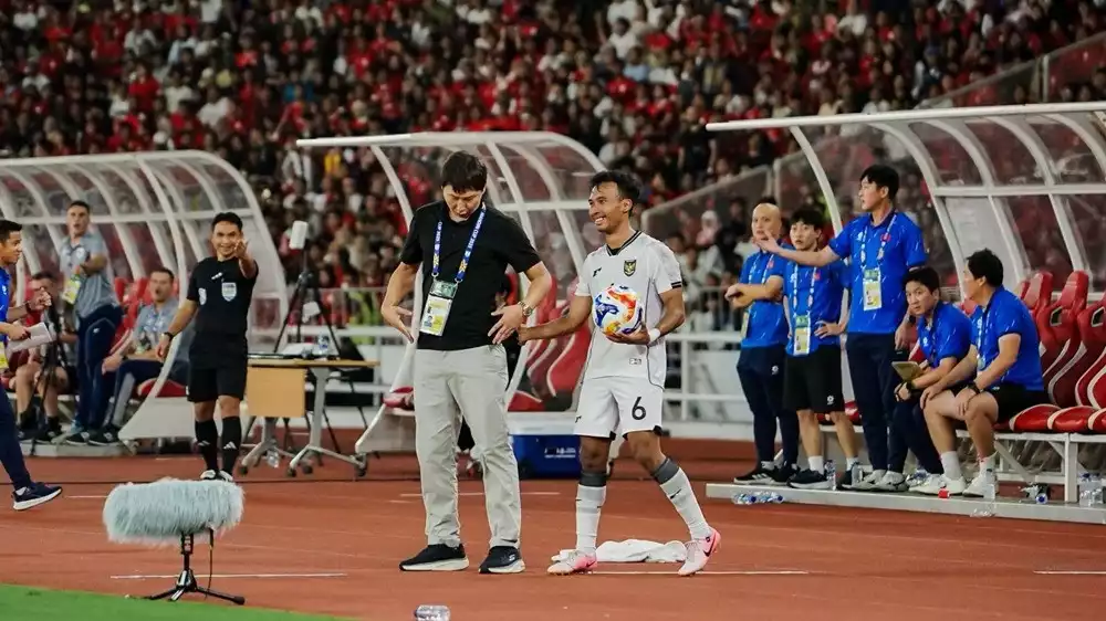 Pemain Timnas Indonesia U-23 Robi Darwis bersama pelatih Vietnam Kim Sang-sik