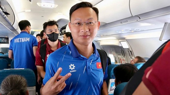 Fans Timnas Indonesia Harus Tahu! Media Vietnam Akhirnya Bocorkan Identitas Sosok yang Ganggu Robi Darwis dengan Botol, Siapa?  ‎
            - galeri foto