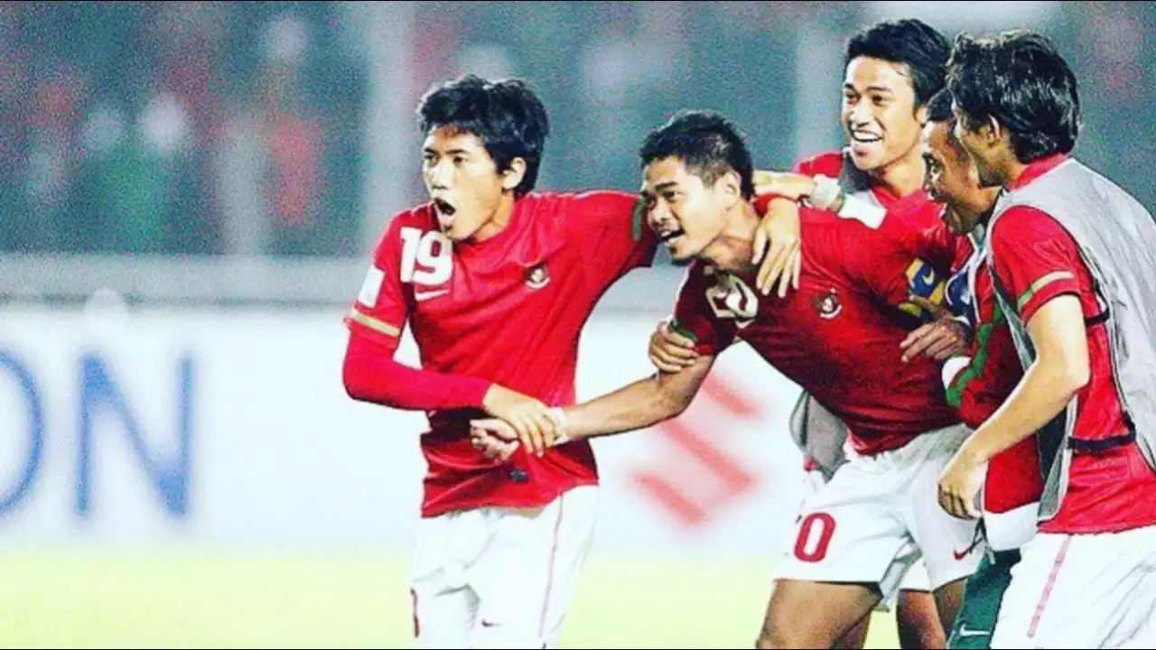 Ahmad Bustomi (kiri) saat membela Timnas Indonesia