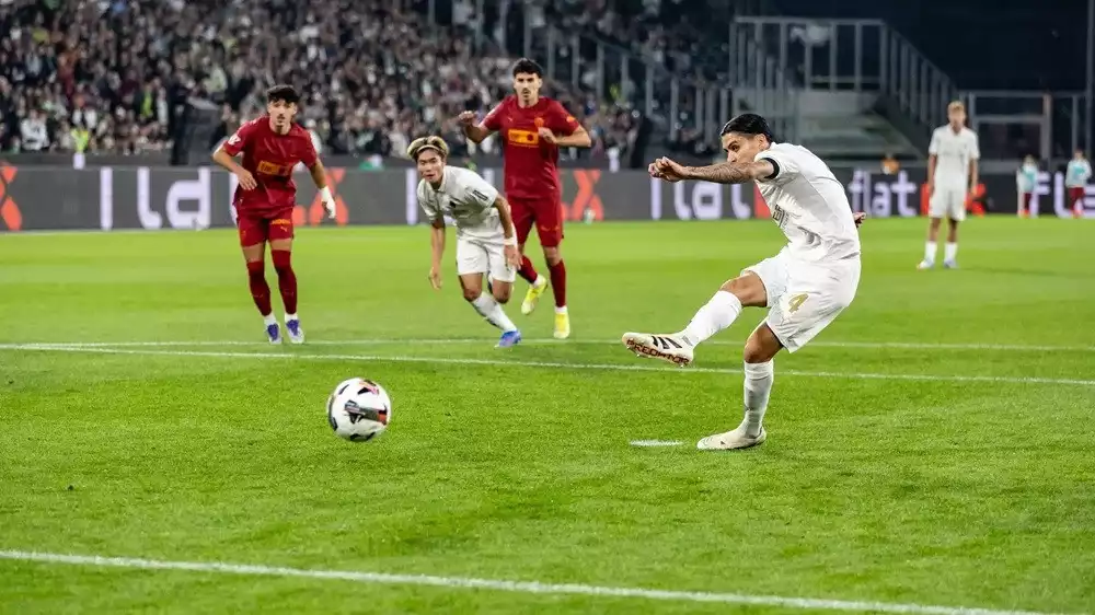 Kevin Diks mengeksekusi penalti untuk Gladbach