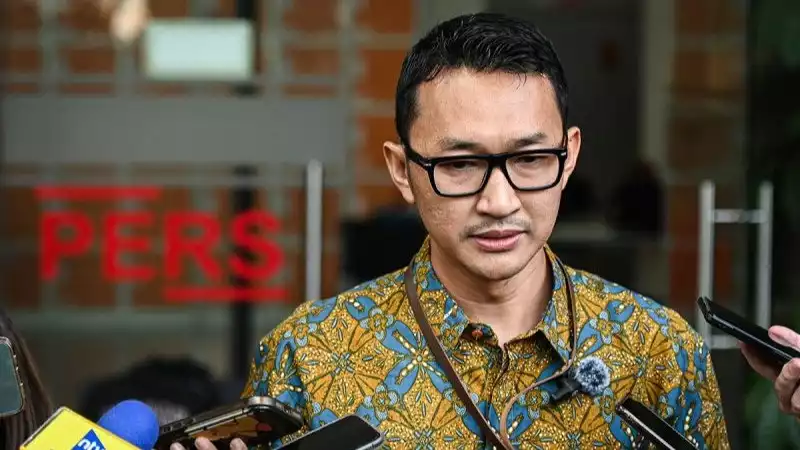 Juru Bicara KPK Budi Prasetyo menyampaikan keterangan kepada wartawan terkait pemberian amnesti kepada terdakwa Hasto Kristiyanto di Gedung Merah Putih KPK, Jakarta, Jakarta, Jumat (1/8/2025).