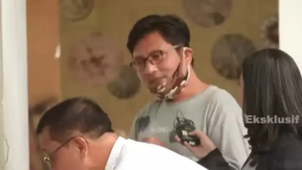 Penjaga kos Arya Daru, Siswanto diwawancarai tim Fakta tvOne