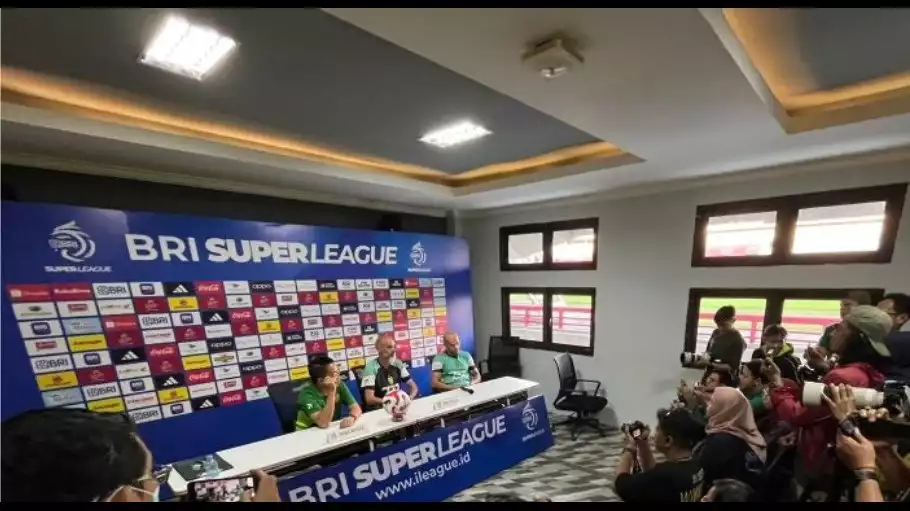 Konferensi pers pelatih Persebaya Surabaya, Eduardo Perez jelang liga 1