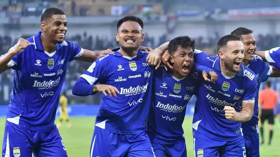 Saddil Ramdani dan para pemain Persib Bandung saat menghadapi Semen Padang di laga pembuka Super League 2025-2026