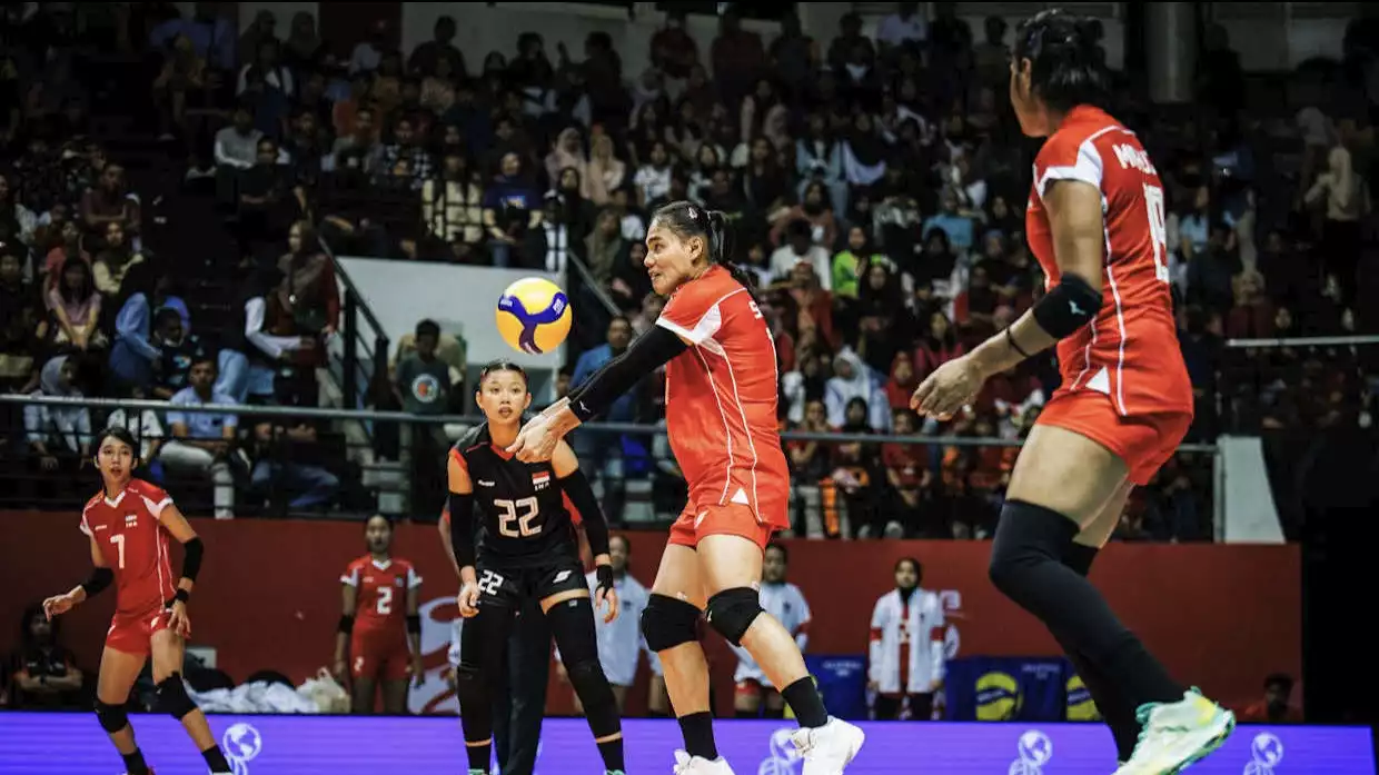 Junaida Santi dan pemain Timmas Voli Putri U-21