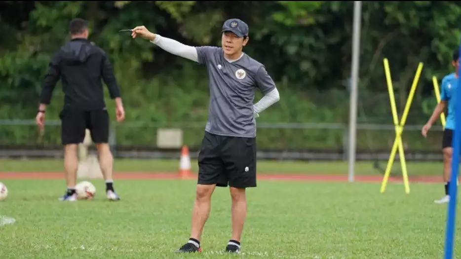 Shin Tae-yong saat memimpin latihan timnas Indonesia.