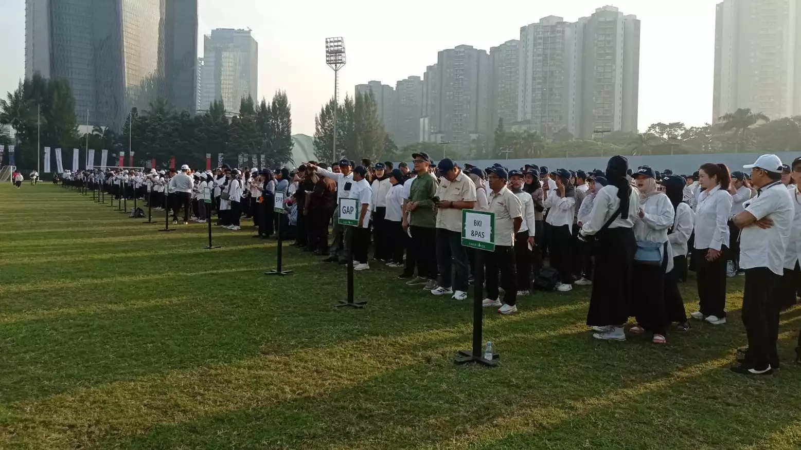 Peringati HUT ke-80 RI, Kelompok Usaha Bakrie Gelar Upacara di Gor Soemantri Brodjonegoro
