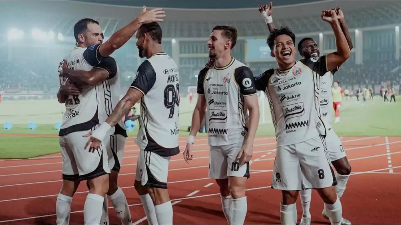 Mantan pemain Timnas Indonesia, Witan Sulaeman dan para pemain Persija Jakarta