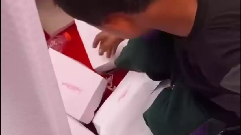 3 Fakta di Balik Dua Bocah yang Viral Pungut Sisa Kue Pejabat pada Perayaan HUT ke-80 RI di Gowa