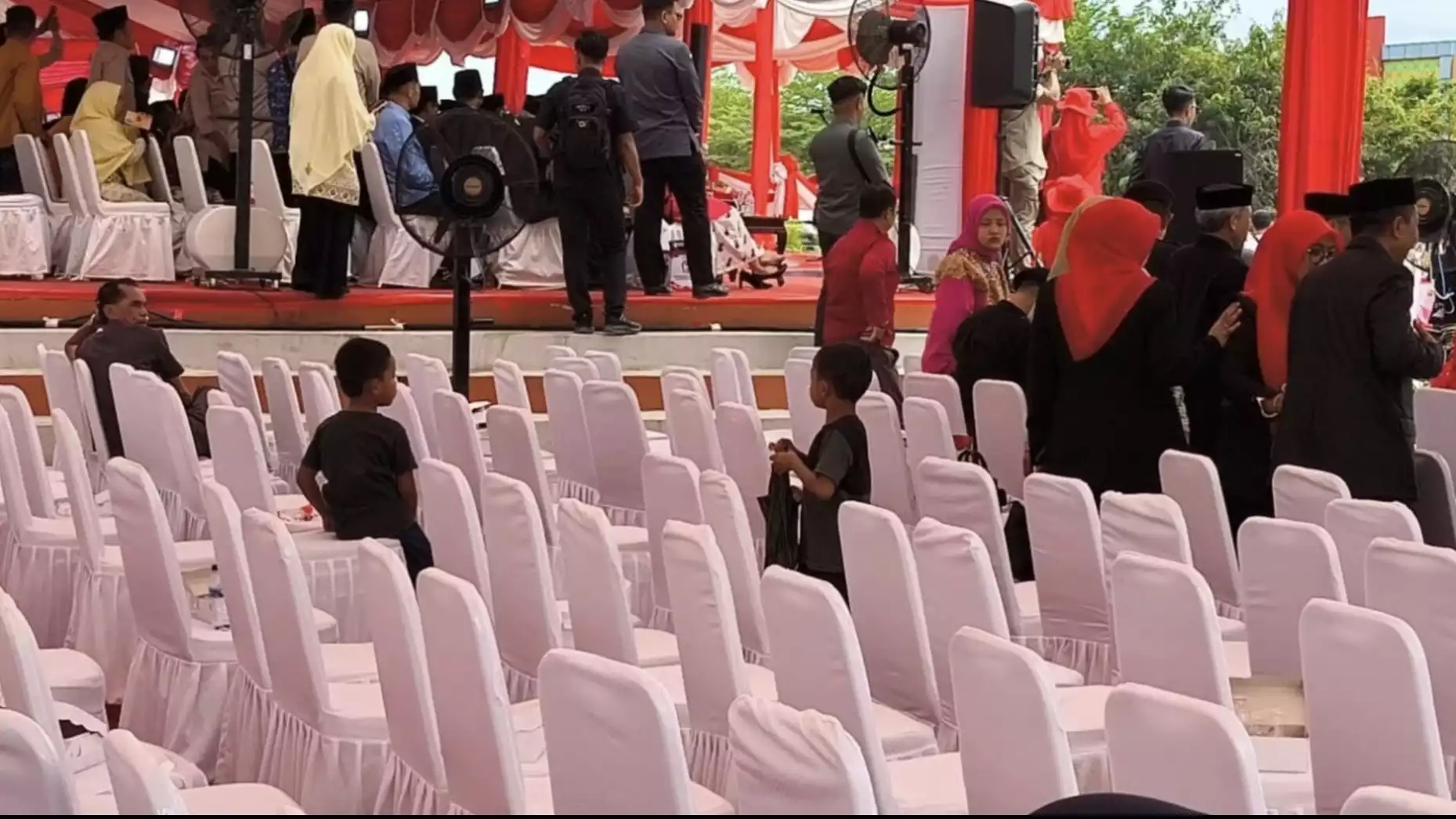 3 Fakta di Balik Dua Bocah yang Viral Pungut Sisa Kue Pejabat pada Perayaan HUT ke-80 RI di Gowa