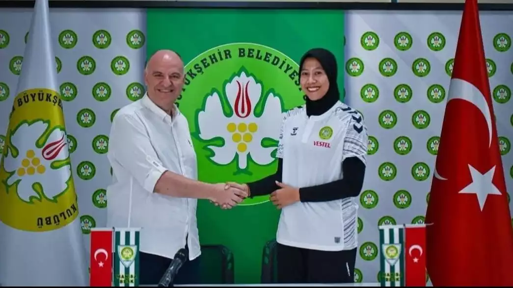 Megawati Hangestri bersama Presiden Cabang Bola Voli Manisa BBSK, Murat Kü