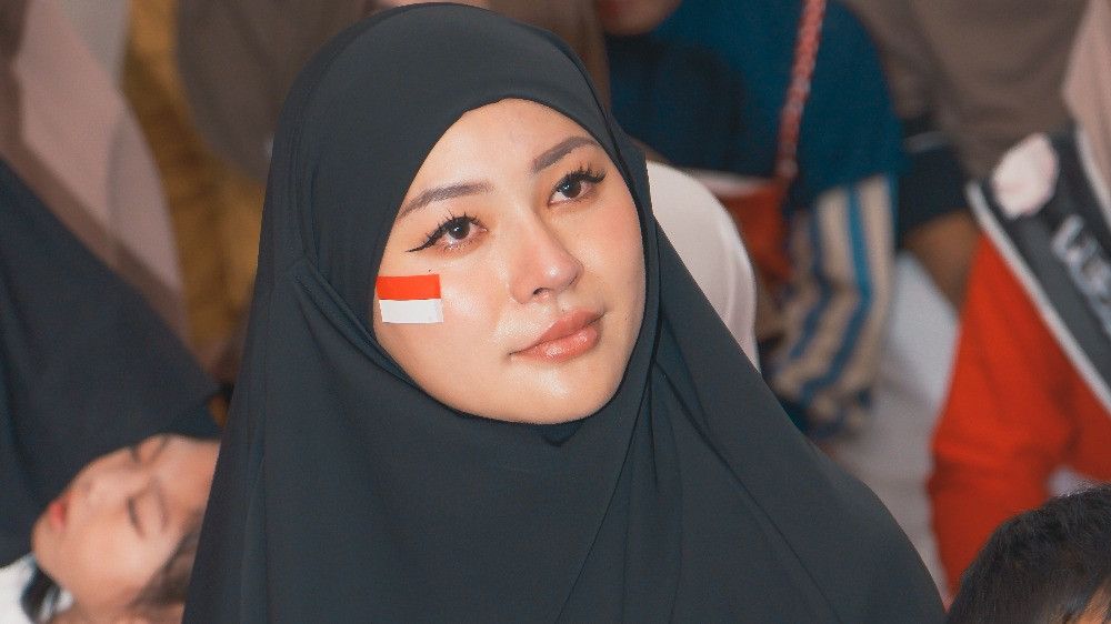 Nuray Istiqbal yang disapa Rae Lil Black merayakan milad saat HUT Kemerdekaan ke-80 RI di Bandung