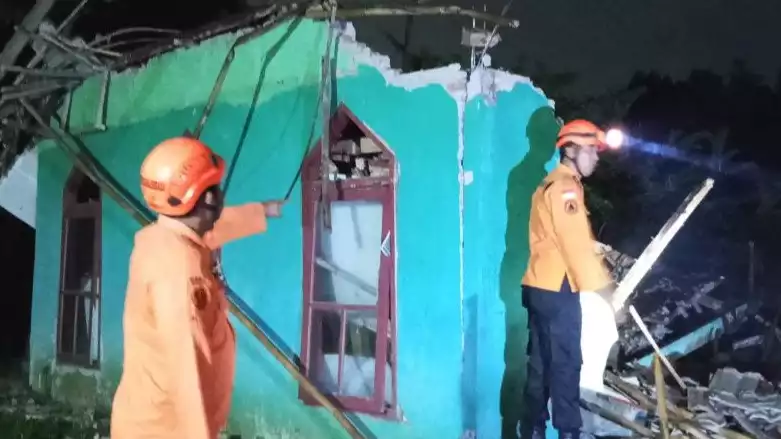 Sebuah Musala Roboh Akibat Gempa Bekasi