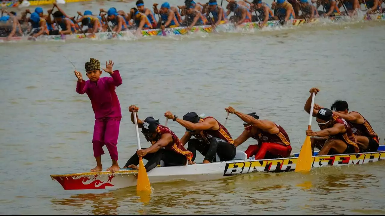 Festival Pacu Jalur Tradisional 2025 resmi dibuka di Tepian Narosa, Kabupaten Kuantan Singingi, Rabu (20/8).