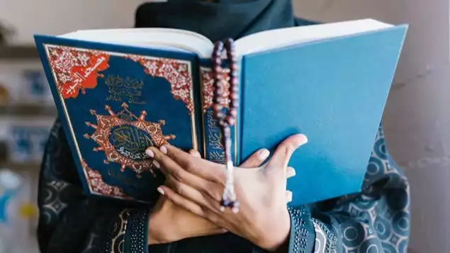 Ilustrasi membaca Al-Quran