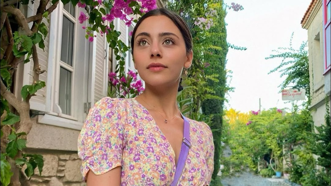 Sila Turkoglu lahir di Izmir, kota tetangga Manisa pada 18 April 1999