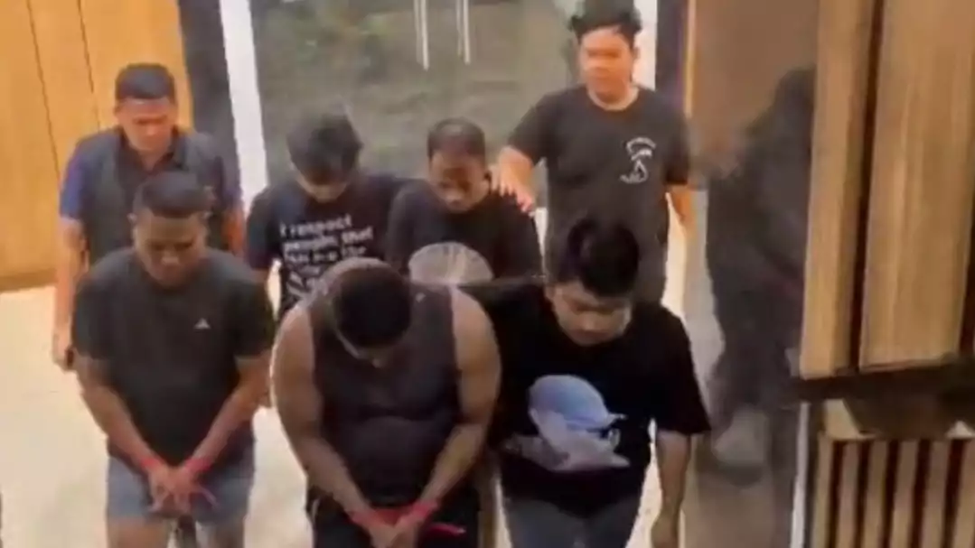 Pria berinisial AT, RS, RAH, dan EW yang diduga sebagai pelaku penculikan dan pembunuhan bankir BUMN berinisial MIP (37) saat digelandang ke Polda Metro Jaya.