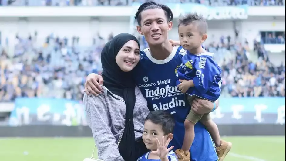 Bek Persib Bandung Henhen Herdiana bersama istrinya Tifany Thalib