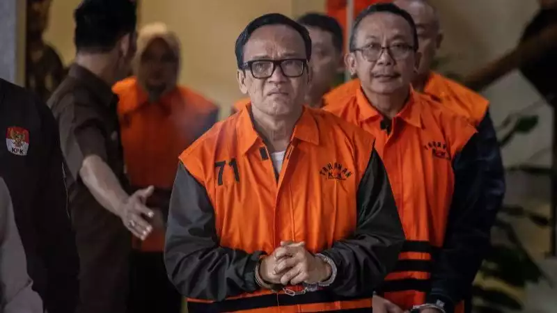 Wakil Menteri Ketenagakerjaan (Wamenaker) Immanuel Ebenezer (tengah) bersama tersangka lainnya berjalan menuju ruang konferensi pers usai terjaring OTT KPK di Gedung Merah Putih KPK, Jakarta, Jumat (22/8/2025).