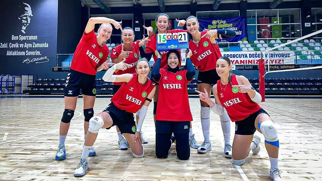 Megawati Hangestri bersama skuad Manisa BBSK