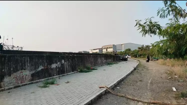 Tanggul Pantai Muara Baru yang berada di Penjaringan, Jakarta Utara