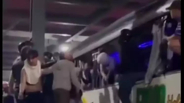 Ricuh antar suporter di parkiran Ngabean Yogyakarta, Minggu (24/8/2025) malam. Kericuhan terjadi usai pertandingan PSIM Yogyakarta melawan PERSIB di Stadion Sultan Agung Bantul.