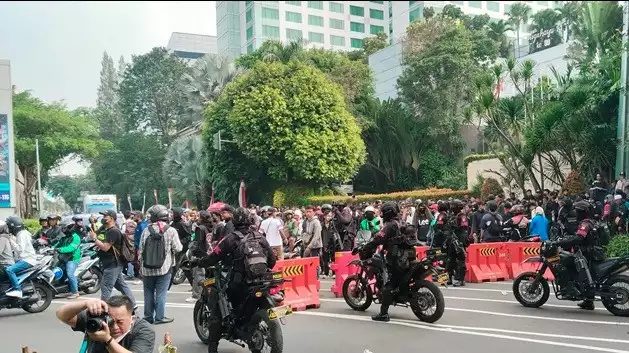 Polisi Saat Pukul Mundur Massa Aksi di Jalan Gelora