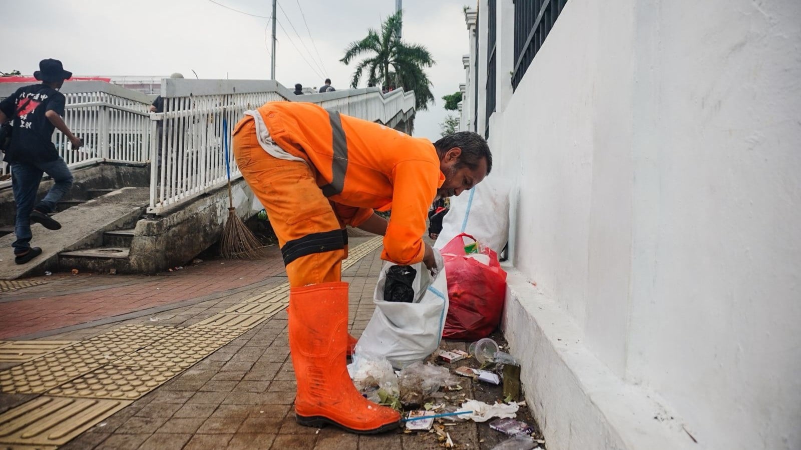 Sampah Berserakan, Petugas Kebersihan Bergerak Cepat