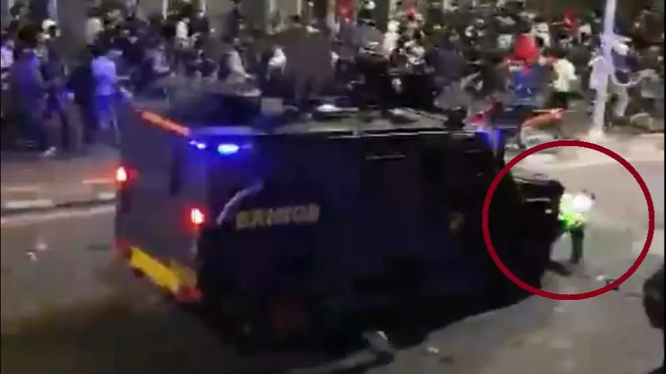 detik-detik pengemudi ojek online (ojol) terlindas mobil taktis (rantis) Brimob jenis Baracuda di Kawasan Bendungan Hilir (Benhil), Jakarta Kamis (28/8/2025).