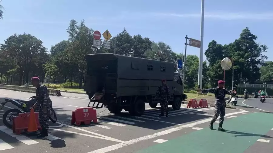 Petugas melakukan penyekatan jalan di depan Tugu Tani menuju arah Mako Brimob Kwitang