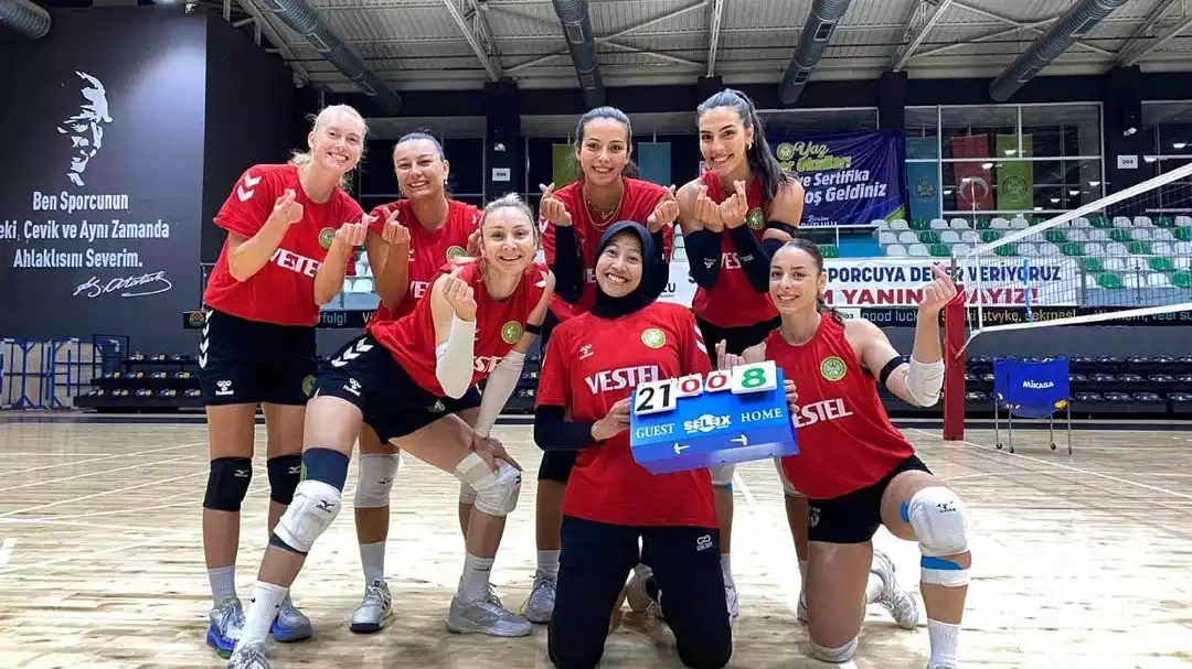 Megawati Hangestri dan pemain Manisa BBSK