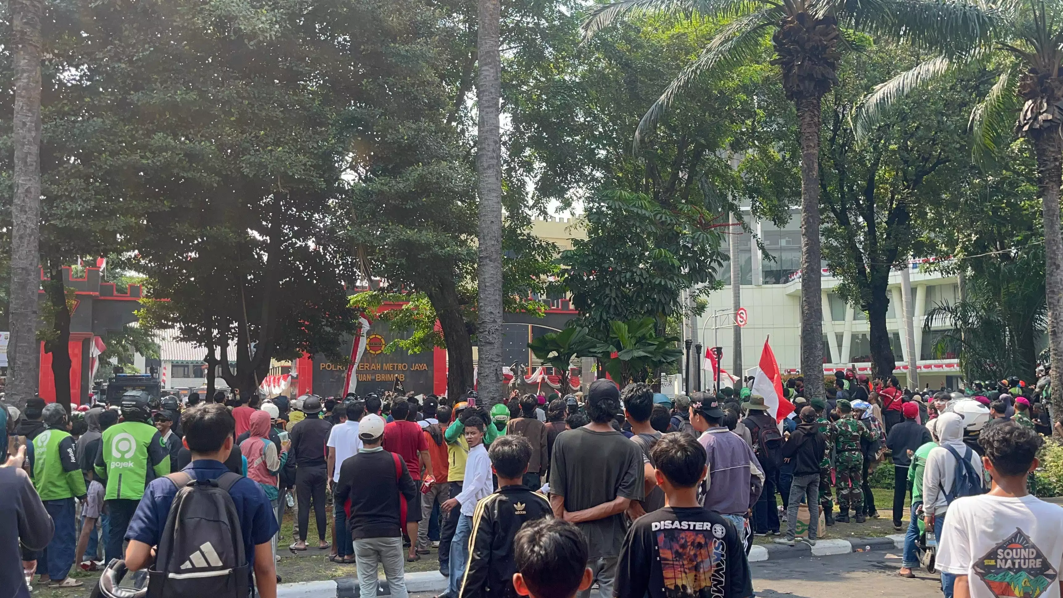 Massa demo di Mako Brimob Kwitang berhasil menjebol pengamanan di sepanjang Jalan Atrium Senen, Jakarta Pusat, pada Jumat (29/8/2025).