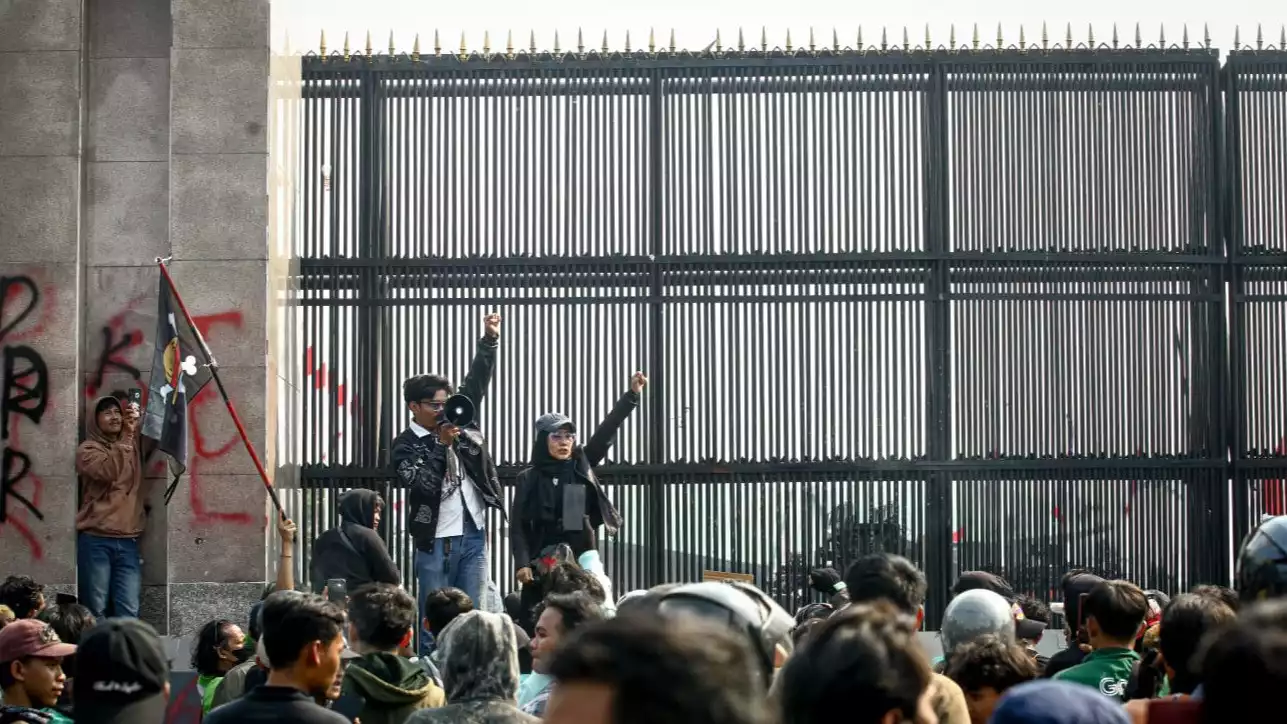 Situasi kacau dalam demo di kompleks DPR RI, Jumat (29/8/2025).