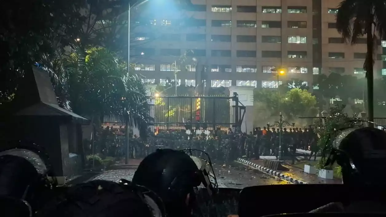 Demo masih berlangsung di DPR. Massa aksi kepung DPR berjaga di gerbang dekat tol sampai gerbang di dekat Stasiun Palmerah.