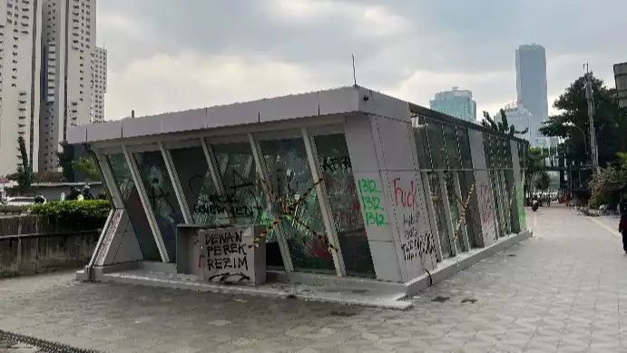 Stasiun Istora Mandiri jadi sasaran vandalisme setelah aksi demo, Jumat (29/8/2025)