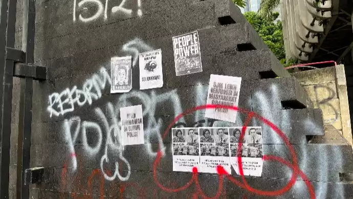 Kondisi tembok pintu Polda Metro Jaya, usai aksi demo, Jumat (29/8/2025)