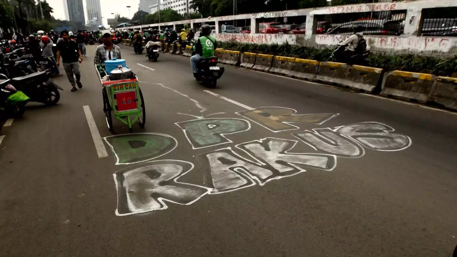 Jejak-jejak pasca demonstrasi pada tanggal 29 Agustus 2025, sejumlah ruas jalan dan tembok dipenuhi tulisan dalam bentuk protes, selain itu Markas Gegana dan sejumlah pintu masuk tol, terkena dampak, Jakarta, Sabtu (30/8/2025)