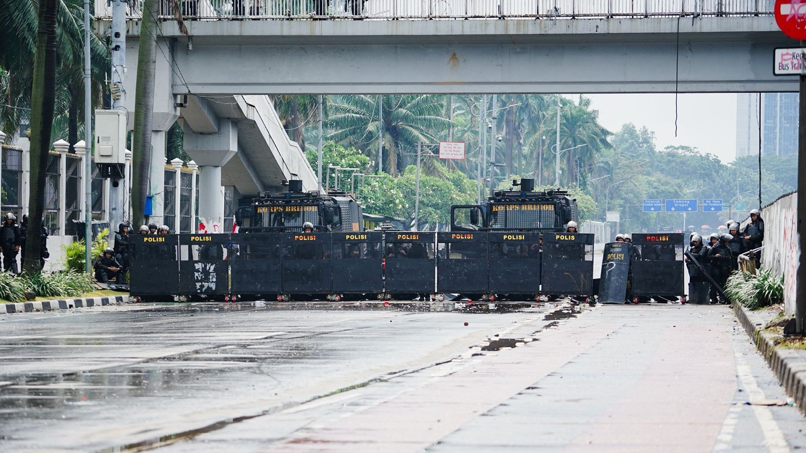 Kondisi dan situasi DPR, Sejumlah brimob terlihat berjaga dan sejumlah anak STM mulai berkumpul untuk melakukan unjuk rasa. Jakarta, (31/08/2025)