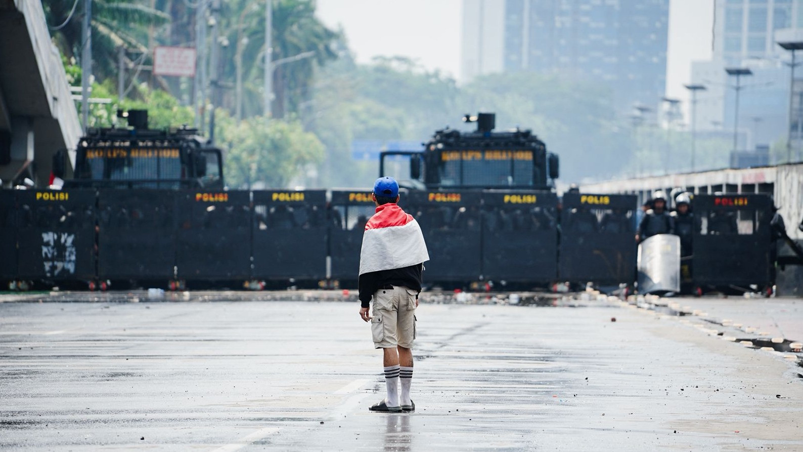 Kondisi di depan Gedung DPR/MPR RI, Minggu (31/8/2025). Aparat terlihat masih berjaga membuat barisan barikade.