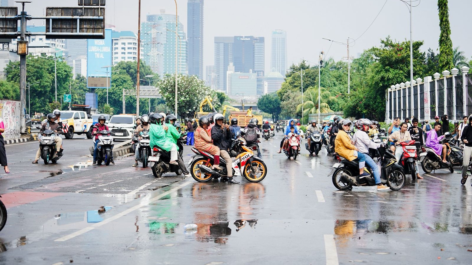Warga putar balik di depan Gedung DPR/MPR RI, Minggu (31/8/2025).