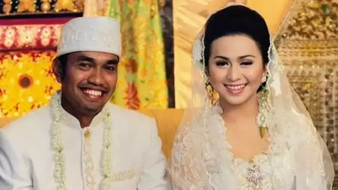 Pernikahan Ahmad Sahroni dan Istrinya Feby Belinda